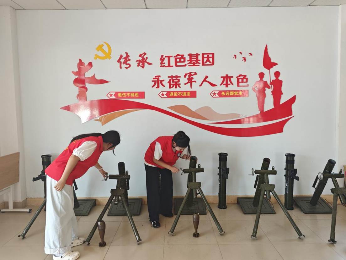 7.志愿者观摩火炮装备