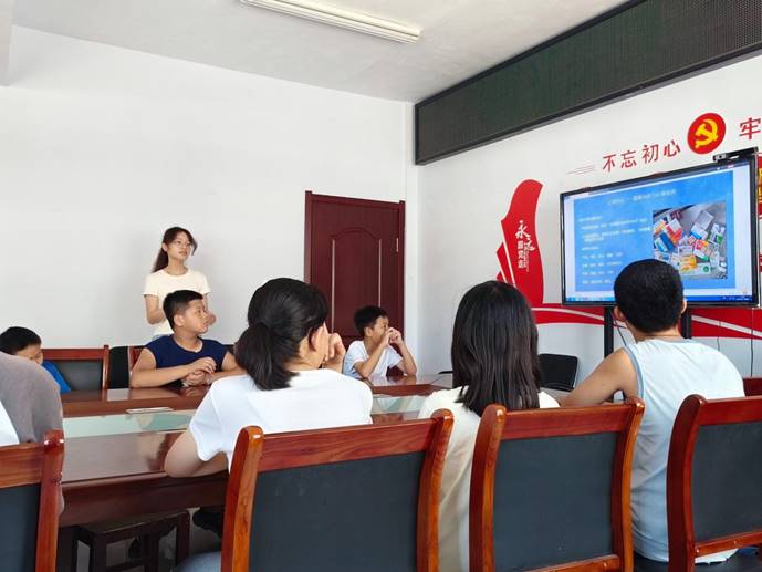 7月30日 志愿者在盛世嘉苑社区为居民开展用药安全讲座 张明月拍摄