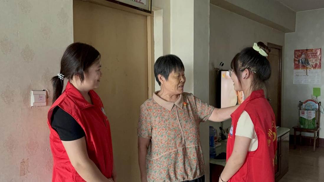 3.图为志愿者与老党员交谈。李佳滋 供图