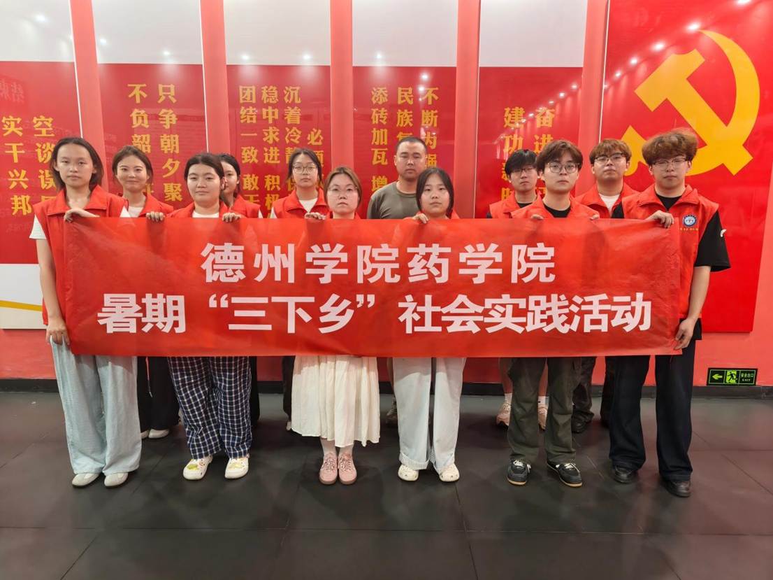 10.志愿者在展览馆合影留念(1)